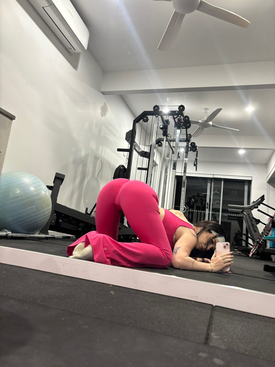 Lara Rose tweet media