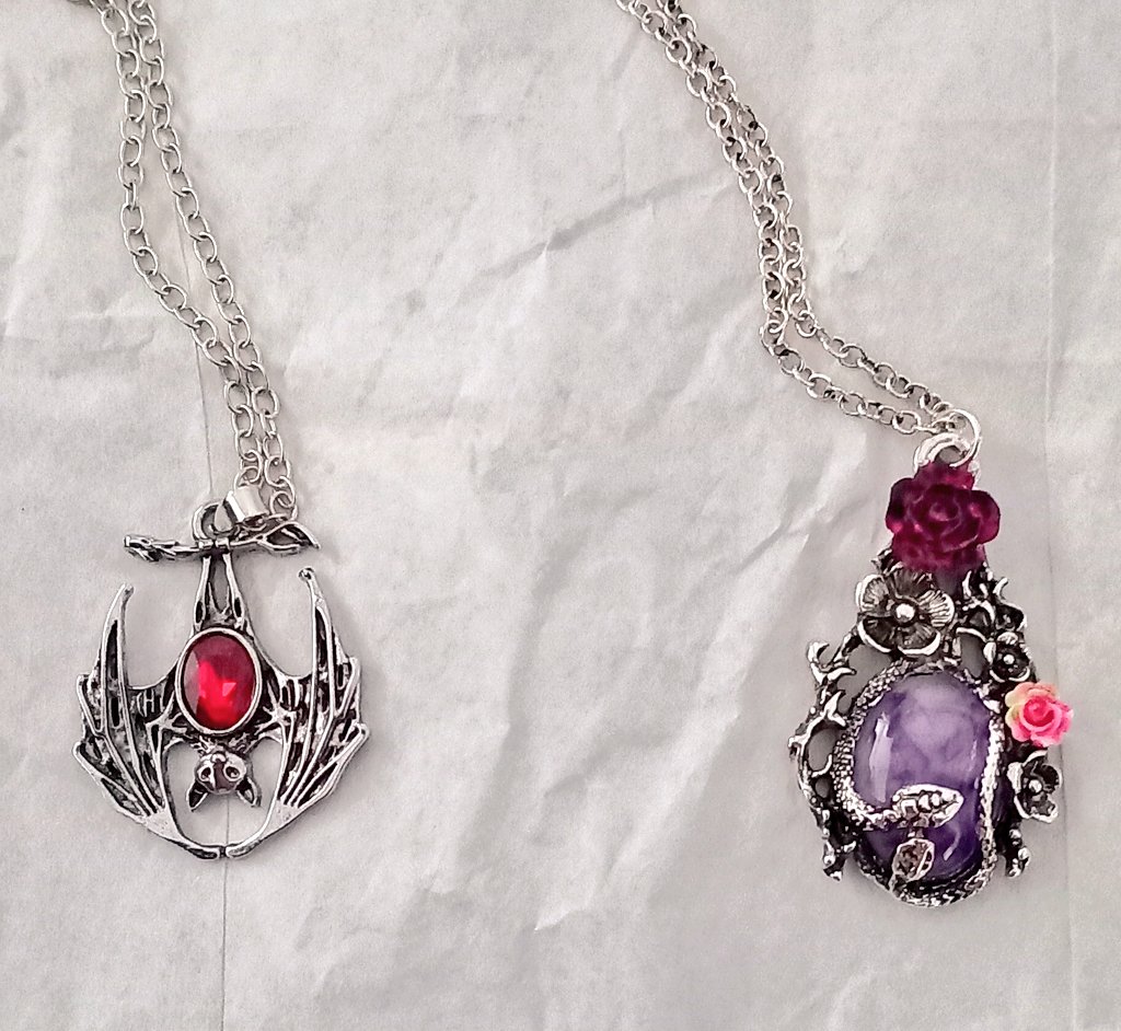Been noseying round a Antiques place and saw these two gothic necklaces that I love and I got em both for £9 so got a bargain 
😃🖤🦇🐍