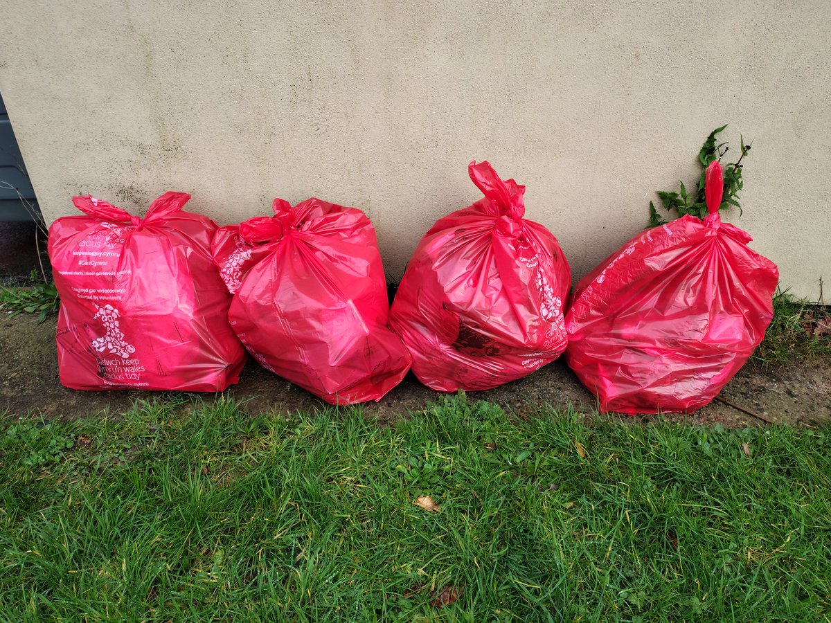 Julie27Rose's tweet image. Making the most of the dry weather, a solo litter pick.  4 bags cleaned up, 2 nitrous oxide canisters and a BuzzBallz.

Keeping our environment and communities clean 💚

#volunteer #litter
#Cleaner #onemillionbags #KeepWalesTidy