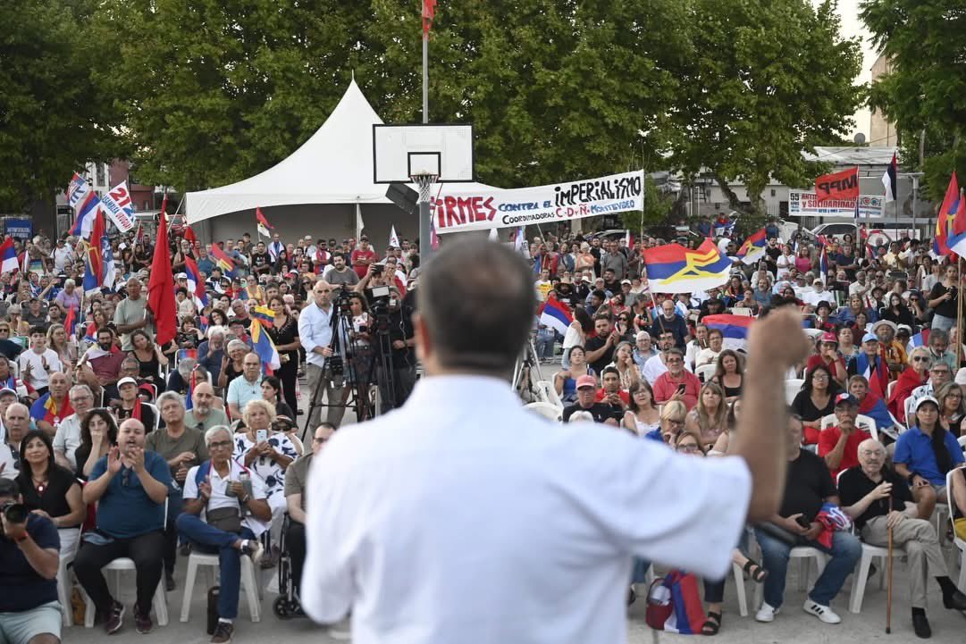 Frente_Amplio's tweet photo. Un nuevo aniversario, un nuevo acto histórico ✌️
Desde Juan Lacaze 🔴🔵⚪️

55 años del Frente Amplio.
Una historia viva que nos impulsa hacia adelante. https://t.co/f6T9Q421Ge