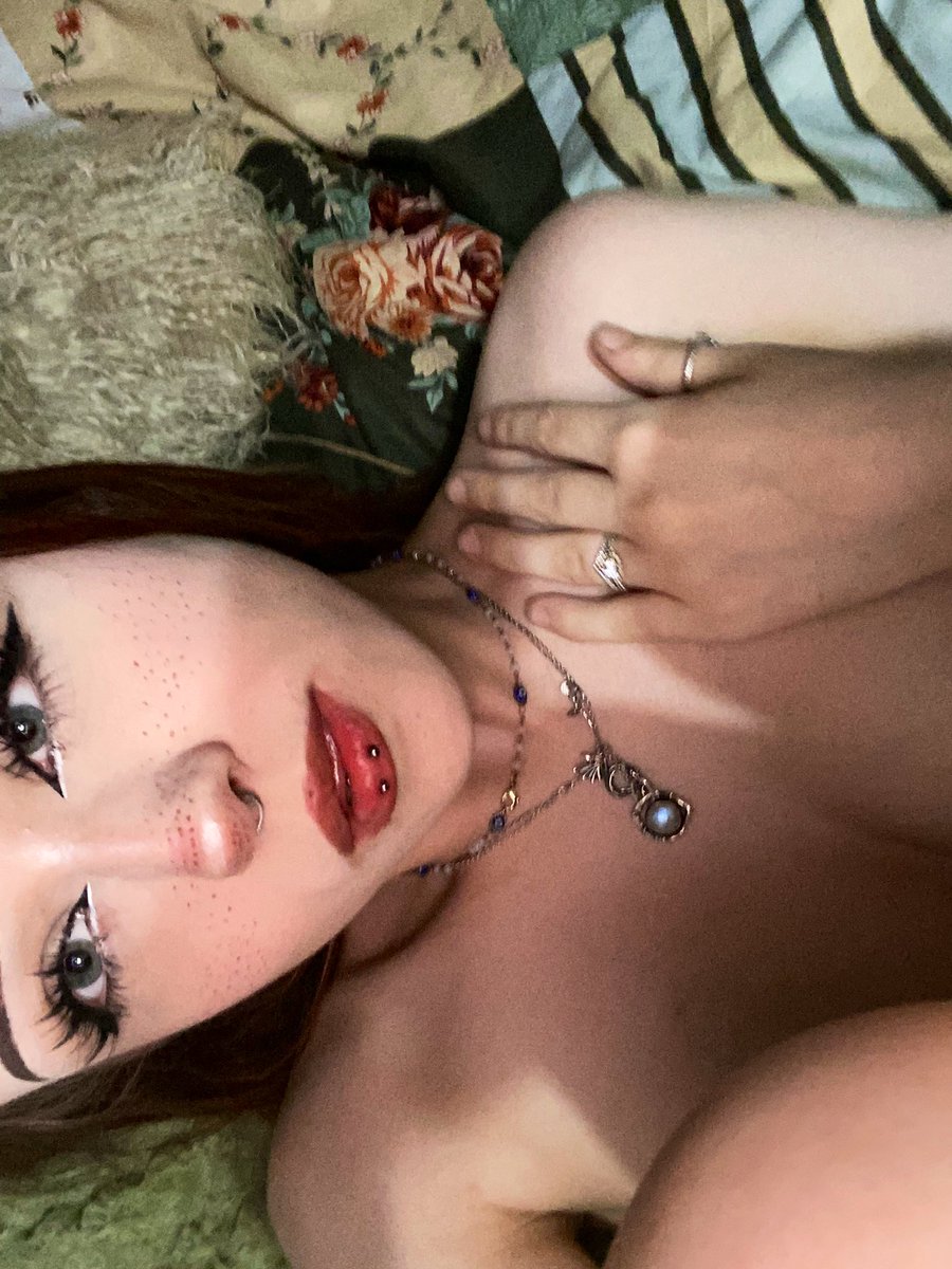 HeyitsAvaRose's tweet photo. Do you think I’m cute? You tell me ���
#british #daddygirl #sizekink #sub #nsfw #fyp #repost #spoilme #brat #5ft #ddlg #roleplay #fuckable https://t.co/i7JvniOYkg