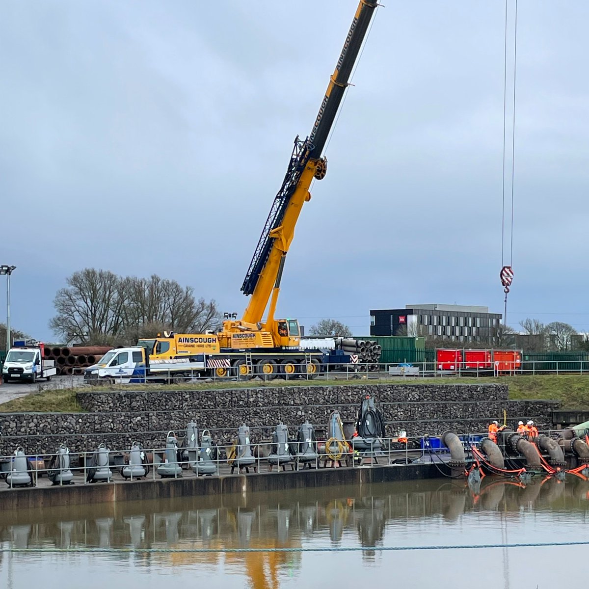 EnvAgencySW's tweet image. Installation of ultra-high volume submersible pumps at #Dunball in #Somerset is underway on our expected schedule.

Staff are on duty 24 hours a day, monitoring conditions and maximising pumping.