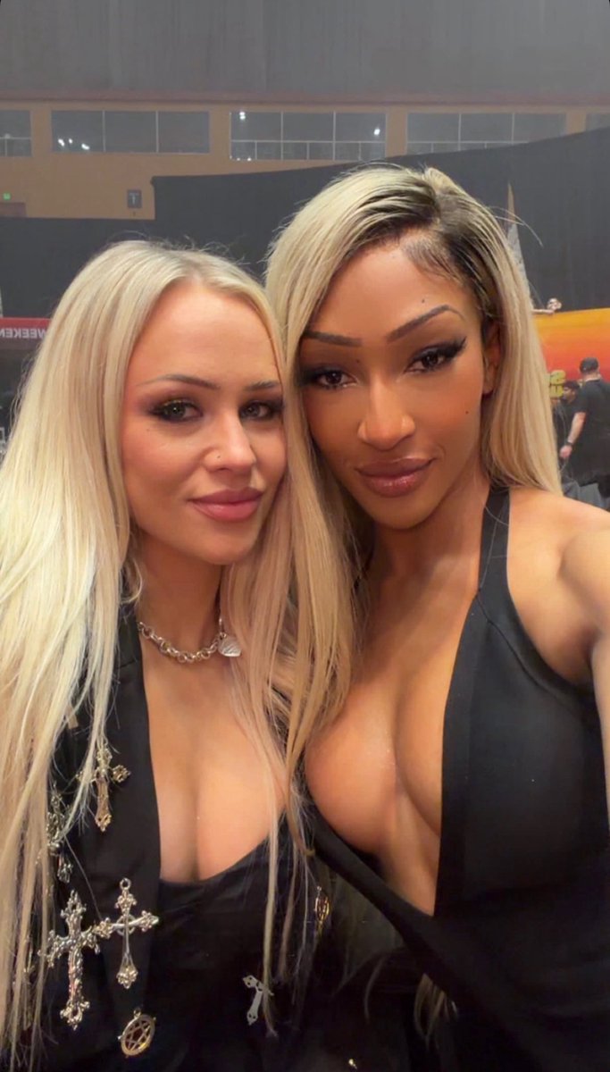 Fell from the heavens. ⋆ NOT @thepenelopeford. tweet media