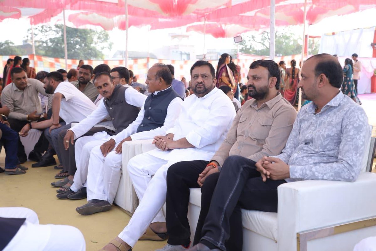 📍ખાંભા (ગીર), વિસાવદર 
વિસાવદર તાલુકા પંચાયત સદસ્ય શ્રી નીતિનભાઈ કપૂરીયા ની લાડકવાયી ભત્રીજી ચિ. વિશ્રુતિ ના શુભ લગ્ન મહોત્સવમાં ખાંભા (ગીર) ગામે હાજરી આપી...
આ માંગલિક પ્રસંગે હાજર રહી નવદંપતીને નવા જીવનની શરૂઆત માટે ખૂબ ખૂબ શુભકામનાઓ પાઠવી...
આપનું લગ્નજીવન સ્નેહ અને સમૃદ્ધિથી