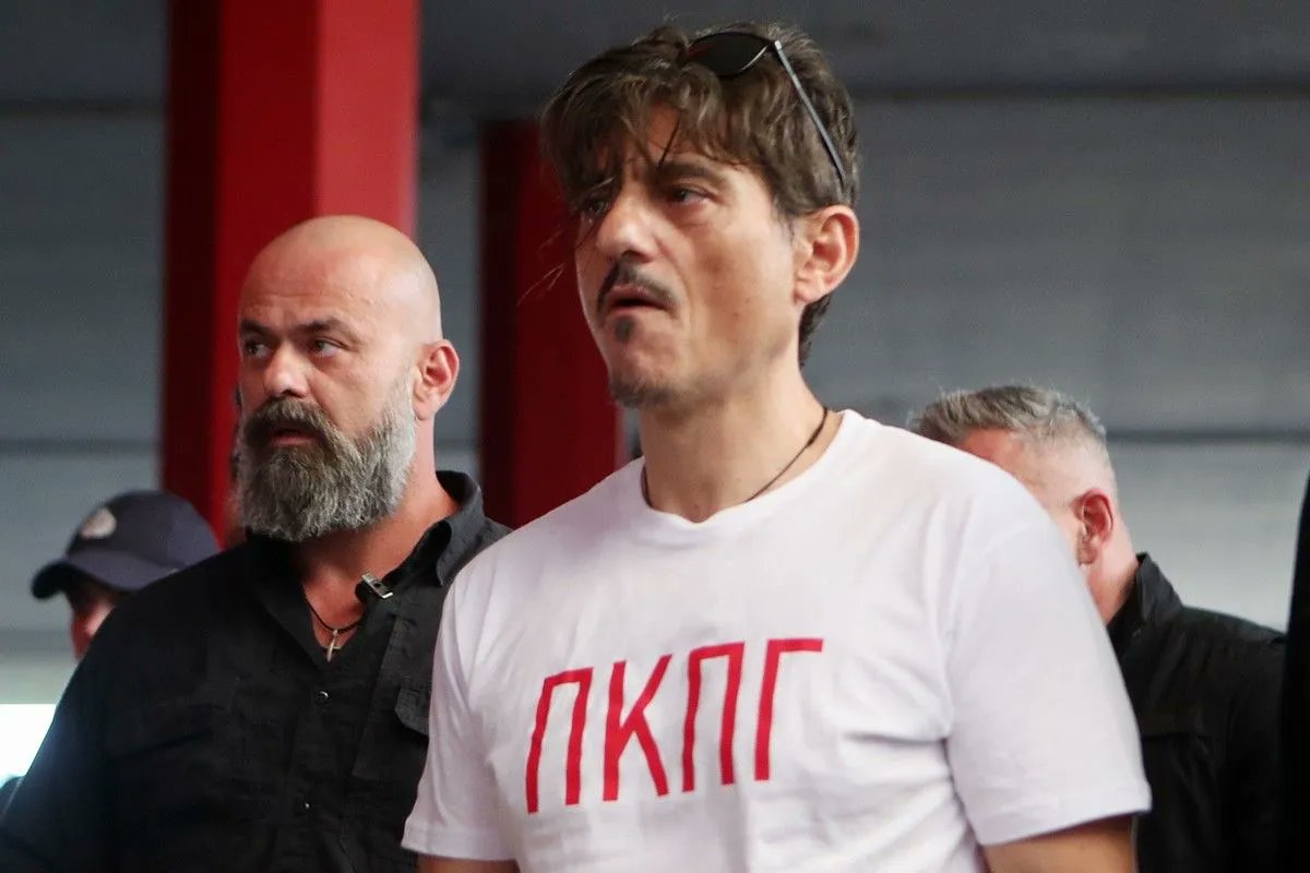 Fwzilakia's tweet photo. Όλα άρχισαν ένα βράδυ ��ης 1ης Ιουνίου.
Σεφ
Ολυμπιακός στα σκοινιά.
Παίχτες φευγατοι, κόσμος στα κάγκελα, Μπαρτζώκας σε απόγνωση.
��υκαιρία Παναθηναϊκού να μας τελειώσει μια και καλή.
Κι έρχεται αυτός, τα κάνει όλα πουτάνα κι αλλάζει την ιστορία.
Ευχαριστούμε.

#OlympiacosbC
#paobc https://t.co/Lfu5B6fxoS
