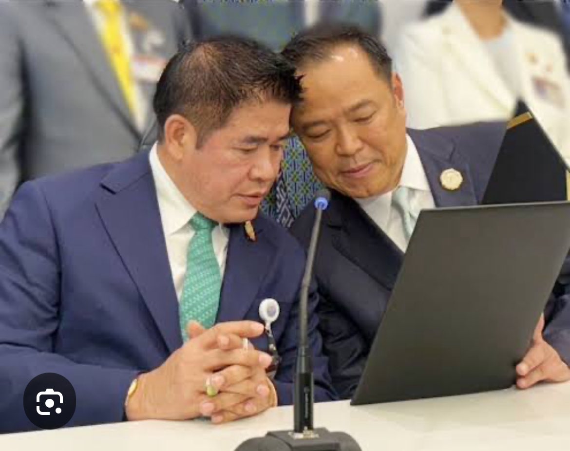 ทักษิณโมเดลปี 2005 รวมศูนย์บ้านใหญ่ ทำให้ไทยรักไทยแลนด์สไลด์

ปี 2026 โมเดลคล้ายคลึง แต่รวมเข้าสองพรรค ภูมิใจไทยกับกล้าธรรม รวมกันก็ (อาจ) แลนด์สไลด์ หรือชนะขาด 

นัยยะสำคัญ
1) บ้านใหญ่ตั้งหลักได้ 
2) ระบบอุปถัมภ์ฝังลึกในรากและโคน 
3) อย่าประเมินชาตินิยมตํ่า 
4)