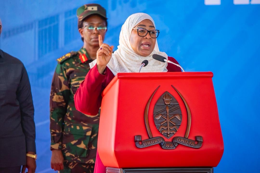 Okoabandari's tweet photo. Rais Dkt. Samia Suluhu Hassan ameagiza Menejimenti ya Soko, TAMISEMI, na Jiji la Dar es Salaam kukutana na wafanyabiashara ili kupitia upya tozo na ada za pango, na kuja na mapendekezo yatakayolinda pande zote bila kuwaumiza wafanyabiashara. https://t.co/D6jWJhloPM