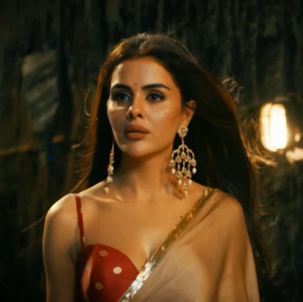She looks so so so gorgeous in every fvking episode I can't 😭🤍

• #PriyankaChaharChoudhary 
• #Naagin7