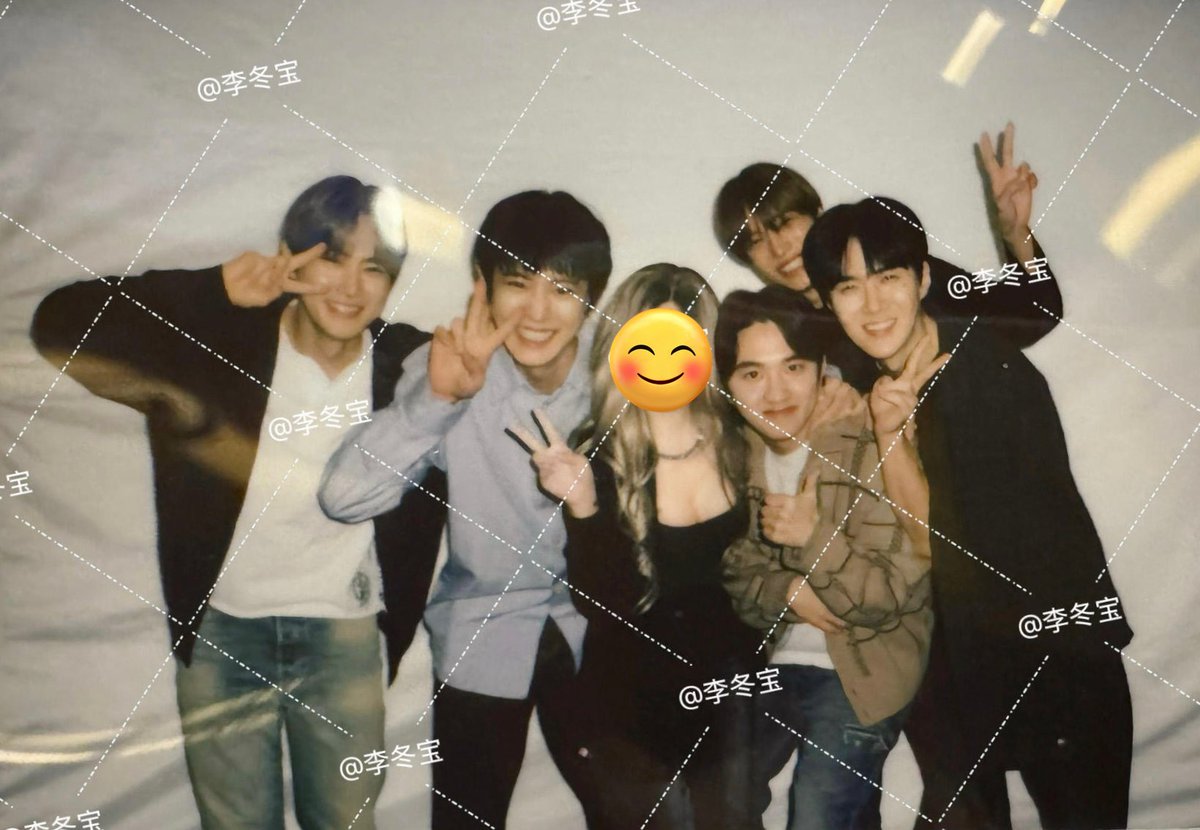 Another adorable 5:1 polaroid with EXO 🥺✌🏻