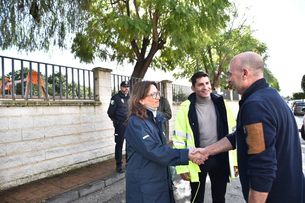 MalagaJunta's tweet photo. 🏠Regresan a sus casas 180 vecinos de #Secadero y #SanMartíndelTesorillo tras descartarse el riesgo de inundación.

La delegada  @AndaluciaJunta #Málaga @Navarro_PP ha presidido la reunión de coordinación con el PMA de #Casares Costa donde se ha decidido retirar el albergue. https://t.co/t3SZTUMp2P