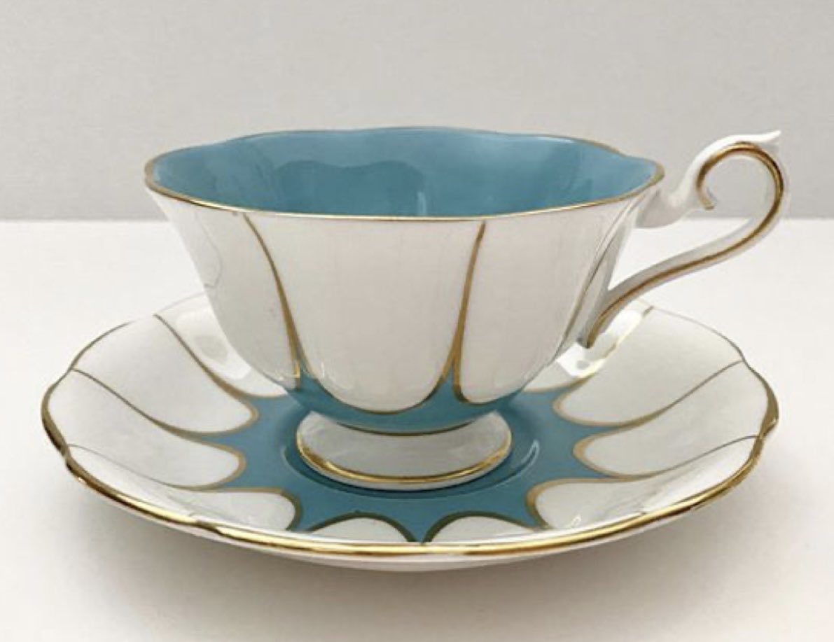 EvaLovesDesign's tweet photo. Historically, the allure of tea cups was about status, ritual, and artistry, not just drinking tea 🫖☕️ https://t.co/6tFHMrDqy7