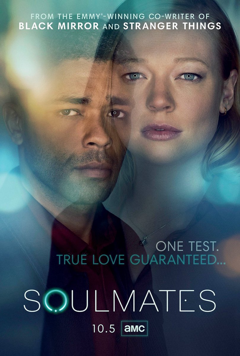nesscetin's tweet photo. Spoiler Alert #SoulMates 

Bu dizi yakın bir gelecekte geçiyor. %100 bilimsel bir eşleşme testi var.
Test ruh eşini söylüyor.
Onaylı. Kesin.
Ve işte tam burada dilemma başlıyor.

1. Bölüm için konuşuyorum:
Dizide başroller evli,
Kimse perişan değil.
Evler düzgün.
İlişkiler fena değil.
Hayat… idare eder.

Ve tam da bu yüzden huzursuz edici.
Çünkü test şu soruyu sokuyor zihne:
"Ya daha iyisi varsa?" 😱
Romantik bir vaat değil bu.
Ahlaki bir pusu.

İnsan zihni şöyle çalışıyor:
"Eğer mutsuz olsaydım, değişmek haklı olurdu.
Ama mutluyken değişmek… suç gibi."

Ve bu duygu insanı içten içe kemiriyor.
Ya yanlış seçim yaptıysam?
Ya eksik yaşadıysam?
Ya potansiyelimi harcadıysam?

Bu sorularla yüzleşmek zor.
Onun yerine teknolojiye soruyoruz:
“Bir yerlerde ruh eşim var mı?”
“Beni biri tamamlıyor mu?”
Çünkü cevap hazır olursa,
sorumluluk da bizden çıkar.
Özgürlük sadece seçim yapmak değildir, seçimin sonuçlarını kabullenebilmektir.

Ama testi yaptırınca şunu diyorsun:
"Ben seçmedim. Ruh eşim bana verildi."

Bu rahatlatıcıdır.
Ama insan böyle büyümez.

Evli ve çocuklu başrol, önceleri
testi yaptırmaya cesaret edemiyor.
Ama evli bir arkadaşı testi ondan önce yaptırınca, ona şunu söylüyor:
Bencilsin!
Fakat bu bir ahlak tepkisi değil.
Psikolojik bir savunma.
"Ben cesaret edemiyorum.
Sen ediyorsun."

Aslında kızdığı kişi arkadaşı değil.
Kendi bastırdığı ihtimal.
Sen yapınca, benim bastırdığım şey görünür oldu.

Sonunda herkes doğasına yeniliyor.
Test yapılıyor.
Evlilikler bitiyor.
Ruh eşleriyle yeni hayatlar kuruluyor.
Ama vaat edilen mutluluk gelmiyor.

Ve dizi şunu dedirtiyor:
Hayat, doğru eşleşmeden ibaret değil.
Doğru birlikte yaşanmışlıktan ibaret.
Algoritma doğruyu bilir.
Ama anlamı bilmez.
Uyumu ölçer.
Benzerliği hesaplar.
Mutluluk olasılığı çıkarır.
Kimle daha az acı çekersin? der.

Ama insan,
"Hangi acı beni ben yaptı?" diye yaşar.
%100 bilimsel hesaplama bu yüzden eksiktir.

Çünkü insan
Lineer değildir.
Tutarlı değildir.
Aynı kişi olarak kalmaz.
Algoritma seni dondurur.
İlişki ise seni eğer, büker, değiştirir.
Ve bazen seni sen yapan şey tam da budur.

İnsan seçim yaparken sadece
kiminle mutlu olacağını değil,
kiminle dönüşeceğini seçer.
Ve bu yolculuk,
bir algoritmanın asla ölçemeyeceği kadar değerlidir.