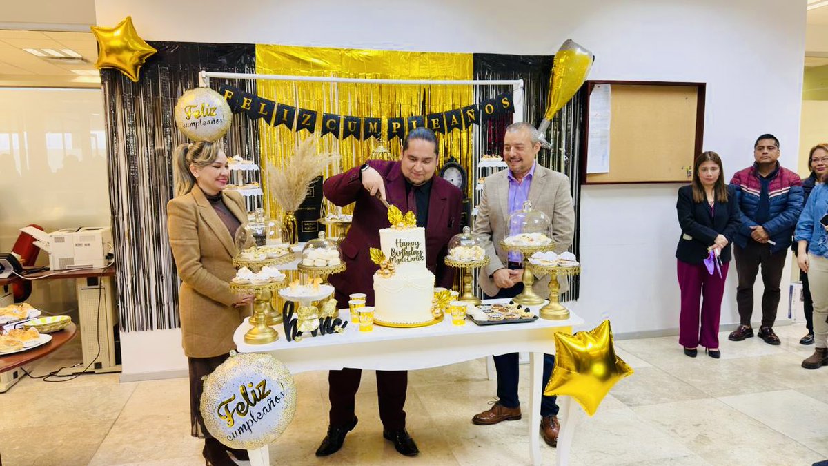 Azuara82's tweet photo. Agradezco profundamente la gentileza y el emotivo y magnífico festejo, que con motivo de mi cumpleaños, generosamente me organizaron mis compañeros, amigas y amigos de la ponencia que tengo el honor de presidir en la Octava Sala del Poder Judicial del Estado de Veracruz. https://t.co/mXrAYZ5GxR