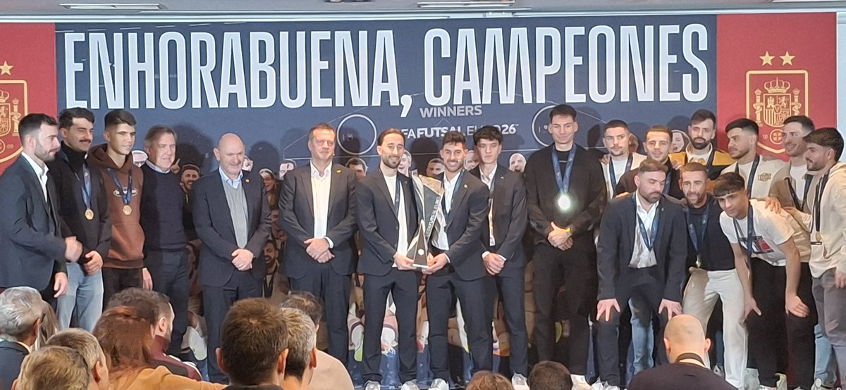 BorjaInzaRTVE's tweet photo. Con Jesús Velasco, seleccionador nacional de fútbol-sala @rfef @FutSalRFEF , que ha estado en directo en RADIO NACIONAL. España vuelve a ser la reina tras ganar el Europeo, el 8°. 10 años después. @rne @RNEdeportes
#Vamooosss https://t.co/L2LEudbJQM