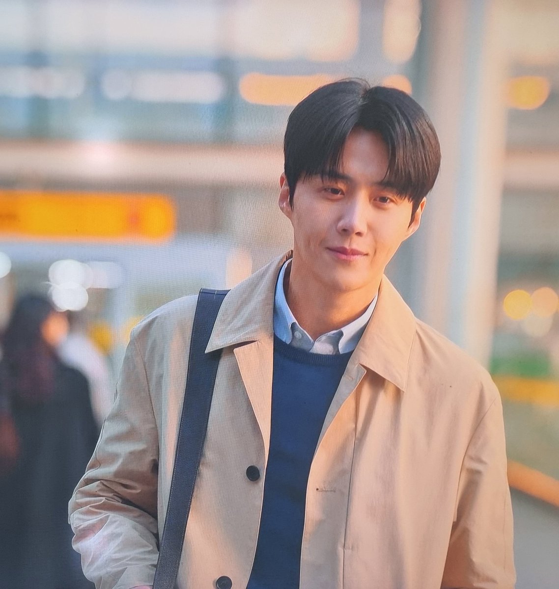 지선이랑 기차안에서 이야기하고 도착후 돌아서 헤어질때 지선이를 보는 흐릿한 실루엣만봐도 주호진의 감정이 다 느껴지는듯.. 주호진의 헤어 의상과 오스트까지 완벽한 너무 아름다운 장면🍀