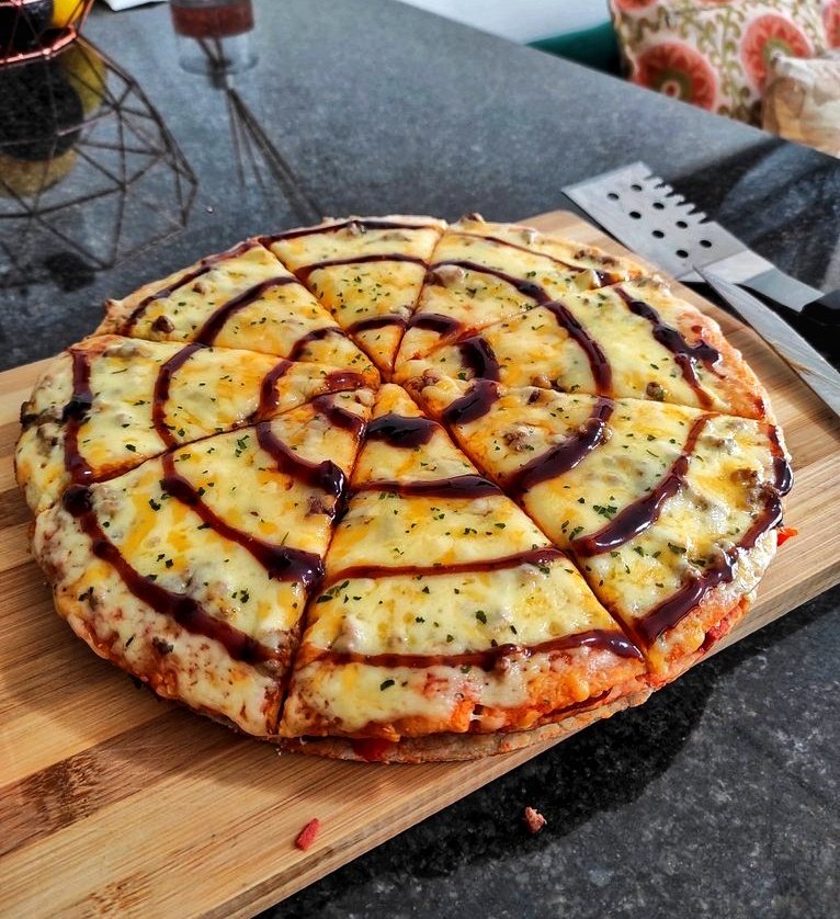 Perzarhos's tweet photo. This homemade triple decker pizza is what made me realize gore nooo maan kitchen is where I belong 😁 https://t.co/MDz5iFkZAO