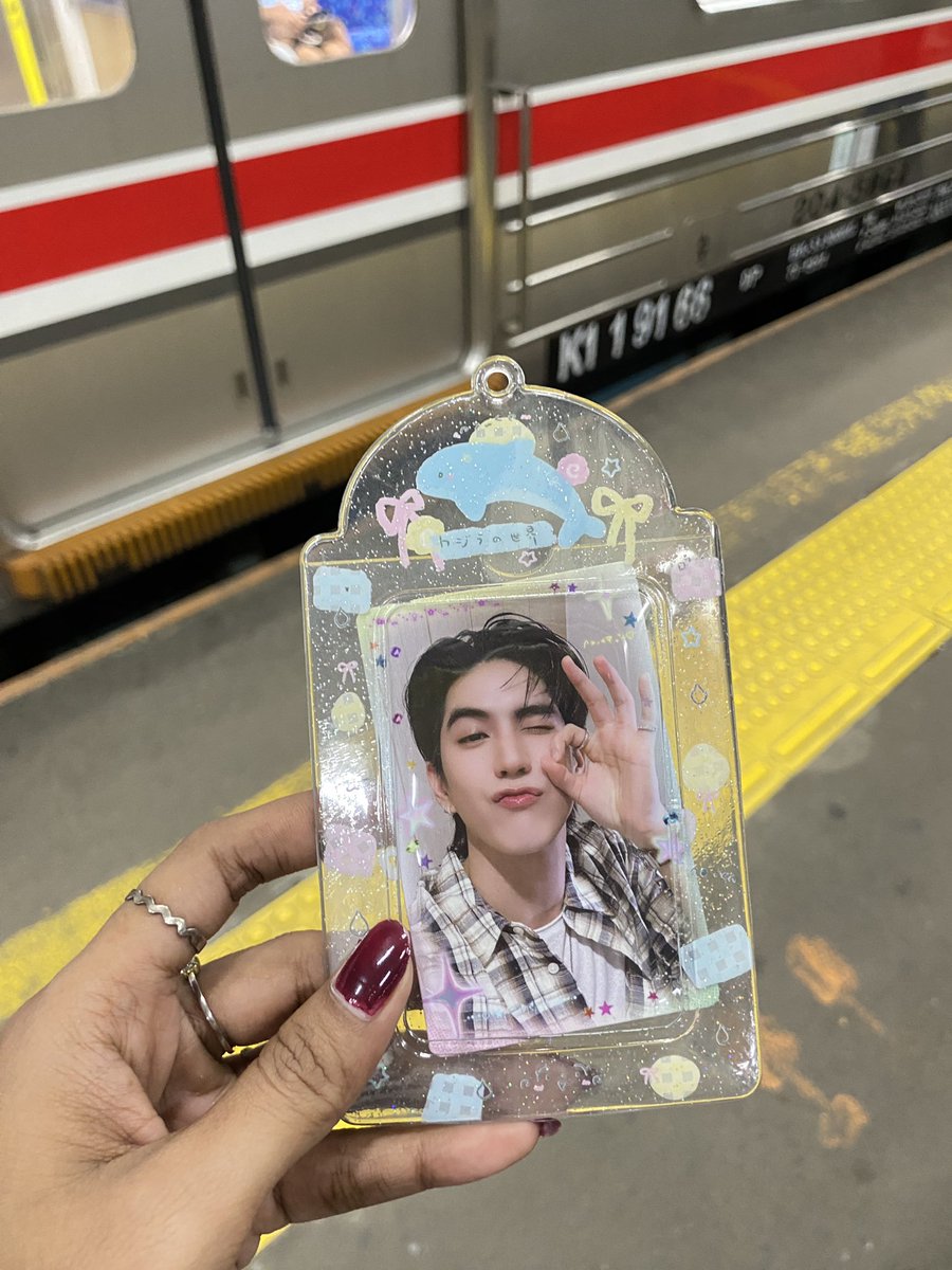 help rt!

guys ini photocard sea tawinan + holdernya jatuh di stasiun duri, kiranya ada yg merasa kehilangan bisa dm aku yaa.