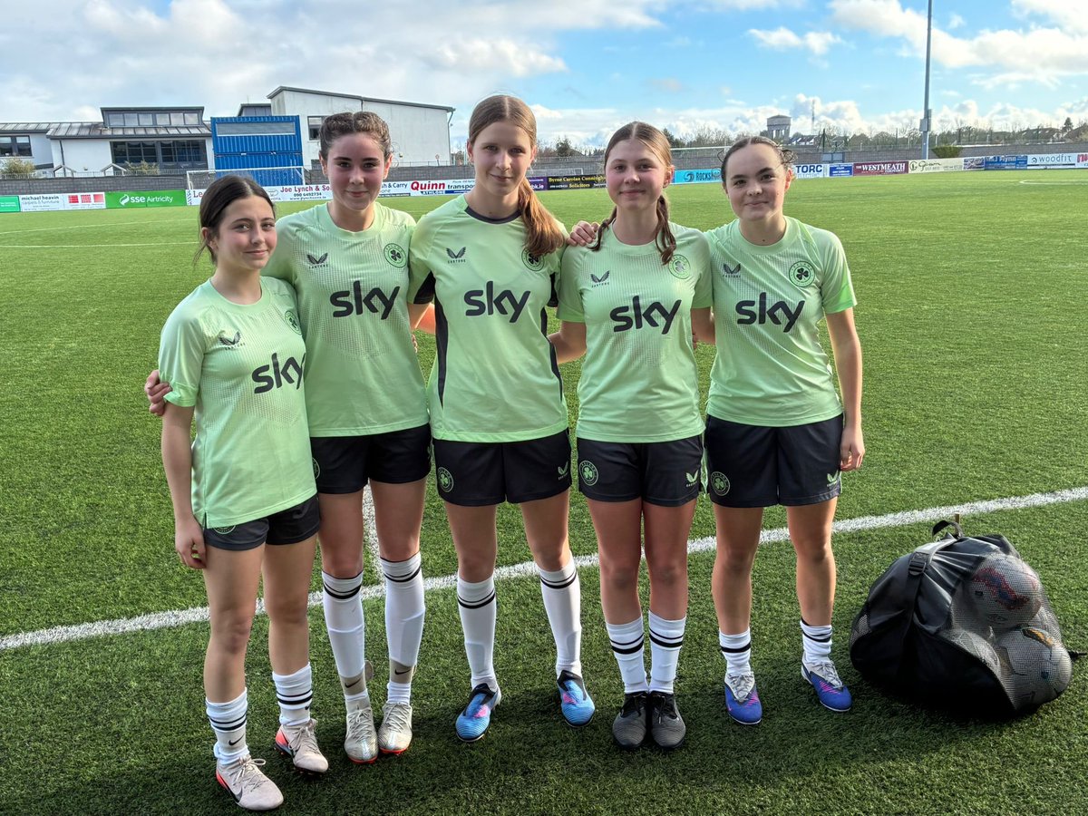 Maia Stokes, Zoe Nash, Mia Whelan, Emma Fitzpatrick and Daisy Fleming from our U17 team pictured at Ireland assessments in Athlone. 

Well done girls.👏