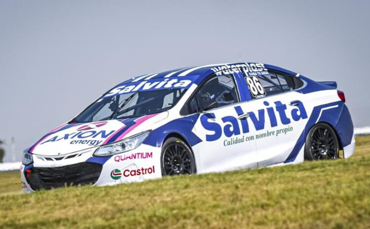 #TNenParaná Agustín Canapino largó mal (en segunda) y pasó de 1º a 6º. Se recuperó y estaba 3º cuando se equivocó y tocó a Thiago Martínez. Levantó para dejarlo delante de él y terminó 7º en la segunda serie.
Por lo que veo, largando 20º la final, igual es candidato al podio.