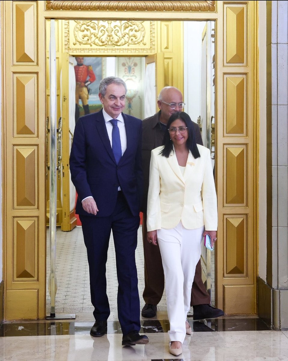 El Siniestro Zapatero , que saque sus sucias manos de Venezuela y se someta a la justicia. 
Mal que le pese Venezuela será libre !!