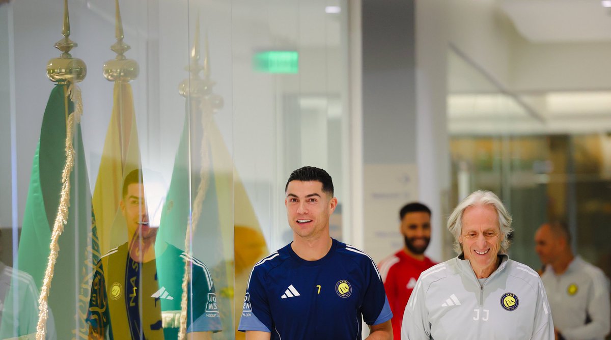 🚨🚨🚨🚨 — <a href="/a_altamimi11/">عبدالعزيز العصيمي</a> ؛

الأسطورة كريستيانو رونالدو يُواصل تدريباته مع الفريق ، أكد الأسطورة للبعض بعدم سفره مع بعثة الفريق للمُباراة القادمة . .

🟡🔵