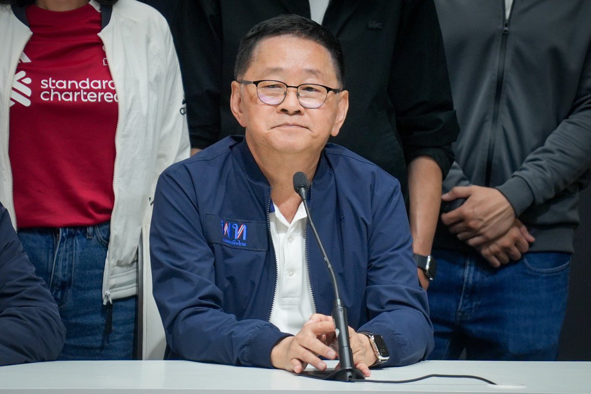 PheuThaiParty's tweet photo. พรรคเพื่อไทย แถลงขอบคุณทุกคะแนนเสียงจากพี่น้องประชาชน พร้อมสัญญาไม่ว่าจะอยู่ในบทบาทใด ก็จะทำงานให้พี่น้องเต็มที่ต่อไป
.
นายจุลพันธ์ อมรวิวัฒน์ หัวหน้าพรรคเพื่อไทยและผู้ได้รับการเสนอชื่อเป็นนายกรัฐมนตรี นายชูศักดิ์ ศิรินิล รองหัวหน้าพรรคฯ  นายประเสริฐ จันทรรวงทอง เลขาธิการพรรคฯ และ นายสุริยะ จึงรุ่งเรืองกิจ ผู้ได้รับการเสนอชื่อเป็นนายกรัฐมนตรีและผู้อำนวยการการเลือกตั้งพรรคเพื่อไทย แถลงข่าวแนวโน้มภายหลังรับทราบผลการเลือกตั้งสมาชิกสภาผู้แทนราษฎรอย่างไม่เป็นทางการ โดยขอบคุณทุกคะแนนเสียงจากพี่น้องประชาชน พร้อมยืนยันว่า ไม่ว่าจะอยู่ในบทบาทใดต่อไปก็จะทำงานให้พี่น้องอย่างเต็มกำลังความสามารถต่อไป โดยนายจุลพันธ์ได้กล่าวดังนี้ 
.
“กราบเรียนพี่น้องประชาชนไทยทั่วประเทศ ขณะนี้ถึงแม้ว่าการเลือกตั้งยังดำเนินการในลำดับการนับคะแนนอย่างไม่เป็นทางการ พรรคเพื่อไทยขอกราบขอบพระคุณพี่น้องประชาชนที่ได้ออกมาใช้เสียงเลือกตั้ง เดินหน้าระบบประชาธิปไตยและกราบขอบพระคุณทุกคะแนนที่ให้กับพรรคเพื่อไทย เพื่อให้เราเดินหน้าทำงานเพื่อพี่น้องประชาชนต่อไป
.
ส่วนเรื่องผลการเลือกตั้งขณะนี้ อาจจะยังไม่จบสิ้น ยังอยู่ในขั้นตอนการรวบรวมคะแนน แต่อย่างไรก็ดี เรายืนยันว่าเรายืดมั่นในระบอบประชาธิปไตยในระบบรัฐสภา จึงเป็นภาระของพรรคที่ได้คะแนนเสียงสูงสุดเพื่อจัดตั้งรัฐบาลต่อไป  
.
“พรรคเพื่อไทยไม่ว่าจะอยู่บทบาทใด เราก็จะทำงานให้พี่น้องเต็มกำลังความสามารถที่มีอยู่อย่างเต็มที่”
.
คำถามสื่อมวลชนว่าพรรคเพื่อไทยจะไปเป็นฝ่ายค้านหรือฝ่ายรัฐบาลนั้น นายจุลพันธ์ ตอบว่าตอนนี้ยังไม่ได้คุยกัน เราเคารพการตัดสินใจของพี่น้องประชาชน ส่วนเรื่องจัดตั้งรัฐบาลเป็นหน้าที่ของพรรคที่ได้รับคะแนนเสียงเป็นลำดับ 1 เพื่อรวบรวมเสียงในสภา ส่วนเราก็จะไม่ว่าบทบาทใดก็จะทำงานเต็มที่
.
ส่วนเรื่องการร้องเรียนการทุจริตนั้น นายจุลพันธ์ ได้กล่าวว่าเรื่องนี้ทางโฆษกฯ ก็ได้แถลงก่อนวันเลือกตั้ง ที่มีประเด็นทั้งการจับกุมต่างๆ และขอฝากให้คณะกรรมการการเลือกตั้งได้ดูแลการเลือกตั้งให้สุจริตยุติธรรม ซึ่งก็จะให้เป็นขั้นตอนของทางกฎหมายต่อไป
.
ส่วนแคนดิเดตนายกรัฐมนตรี คือ ยศชนัน วงศ์สวัสดิ์ ยังกำลังใจดี เพราะเราได้รับมอบกำลังใจจากพี่น้องประชาชนและเดินหน้าทำงานต่อ
.
ด้านนายประเสริฐ จันทรรวงทอง เลขาธิการพรรค กล่าวเสริมว่าพรรคเพื่อไทยใส่ใจในผลการเลือกตั้งในครั้งนี้ และเมื่อกระบวนการนับคะแนนเสร็จสิ้น ก็จะมีการประชุมถอดบทเรียนเพื่อนำไปใช้ปรับปรุงการทำงานพรรคเพื่อไทยต่อไป
.
#พรรคเพื่อไทย 
.
ผลิตสื่อโดย พรรคเพื่อไทย เลขที่ 197 ถนนวิภาวดีรังสิต แขวงสามเสนใน เขตพญาไท กรุงเทพมหานคร 10400 จำนวน 1 ชุด ตามวันเวลาที่ปรากฏ ที่ส่งมาในครั้งนี้