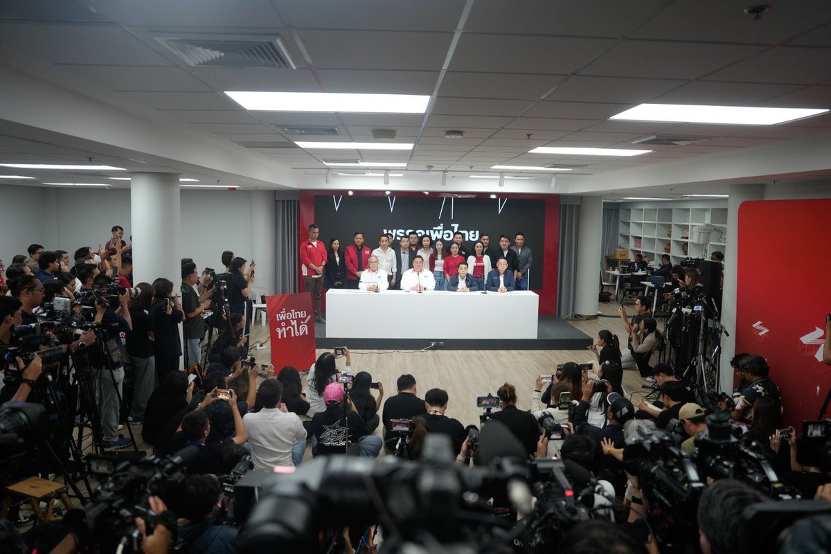 PheuThaiParty's tweet photo. พรรคเพื่อไทย แถลงขอบคุณทุกคะแนนเสียงจากพี่น้องประชาชน พร้อมสัญญาไม่ว่าจะอยู่ในบทบาทใด ก็จะทำงานให้พี่น้องเต็มที่ต่อไป
.
นายจุลพันธ์ อมรวิวัฒน์ หัวหน้าพรรคเพื่อไทยและผู้ได้รับการเสนอชื่อเป็นนายกรัฐมนตรี นายชูศักดิ์ ศิรินิล รองหัวหน้าพรรคฯ  นายประเสริฐ จันทรรวงทอง เลขาธิการพรรคฯ และ นายสุริยะ จึงรุ่งเรืองกิจ ผู้ได้รับการเสนอชื่อเป็นนายกรัฐมนตรีและผู้อำนวยการการเลือกตั้งพรรคเพื่อไทย แถลงข่าวแนวโน้มภายหลังรับทราบผลการเลือกตั้งสมาชิกสภาผู้แทนราษฎรอย่างไม่เป็นทางการ โดยขอบคุณทุกคะแนนเสียงจากพี่น้องประชาชน พร้อมยืนยันว่า ไม่ว่าจะอยู่ในบทบาทใดต่อไปก็จะทำงานให้พี่น้องอย่างเต็มกำลังความสามารถต่อไป โดยนายจุลพันธ์ได้กล่าวดังนี้ 
.
“กราบเรียนพี่น้องประชาชนไทยทั่วประเทศ ขณะนี้ถึงแม้ว่าการเลือกตั้งยังดำเนินการในลำดับการนับคะแนนอย่างไม่เป็นทางการ พรรคเพื่อไทยขอกราบขอบพระคุณพี่น้องประชาชนที่ได้ออกมาใช้เสียงเลือกตั้ง เดินหน้าระบบประชาธิปไตยและกราบขอบพระคุณทุกคะแนนที่ให้กับพรรคเพื่อไทย เพื่อให้เราเดินหน้าทำงานเพื่อพี่น้องประชาชนต่อไป
.
ส่วนเรื่องผลการเลือกตั้งขณะนี้ อาจจะยังไม่จบสิ้น ยังอยู่ในขั้นตอนการรวบรวมคะแนน แต่อย่างไรก็ดี เรายืนยันว่าเรายืดมั่นในระบอบประชาธิปไตยในระบบรัฐสภา จึงเป็นภาระของพรรคที่ได้คะแนนเสียงสูงสุดเพื่อจัดตั้งรัฐบาลต่อไป  
.
“พรรคเพื่อไทยไม่ว่าจะอยู่บทบาทใด เราก็จะทำงานให้พี่น้องเต็มกำลังความสามารถที่มีอยู่อย่างเต็มที่”
.
คำถามสื่อมวลชนว่าพรรคเพื่อไทยจะไปเป็นฝ่ายค้านหรือฝ่ายรัฐบาลนั้น นายจุลพันธ์ ตอบว่าตอนนี้ยังไม่ได้คุยกัน เราเคารพการตัดสินใจของพี่น้องประชาชน ส่วนเรื่องจัดตั้งรัฐบาลเป็นหน้าที่ของพรรคที่ได้รับคะแนนเสียงเป็นลำดับ 1 เพื่อรวบรวมเสียงในสภา ส่วนเราก็จะไม่ว่าบทบาทใดก็จะทำงานเต็มที่
.
ส่วนเรื่องการร้องเรียนการทุจริตนั้น นายจุลพันธ์ ได้กล่าวว่าเรื่องนี้ทางโฆษกฯ ก็ได้แถลงก่อนวันเลือกตั้ง ที่มีประเด็นทั้งการจับกุมต่างๆ และขอฝากให้คณะกรรมการการเลือกตั้งได้ดูแลการเลือกตั้งให้สุจริตยุติธรรม ซึ่งก็จะให้เป็นขั้นตอนของทางกฎหมายต่อไป
.
ส่วนแคนดิเดตนายกรัฐมนตรี คือ ยศชนัน วงศ์สวัสดิ์ ยังกำลังใจดี เพราะเราได้รับมอบกำลังใจจากพี่น้องประชาชนและเดินหน้าทำงานต่อ
.
ด้านนายประเสริฐ จันทรรวงทอง เลขาธิการพรรค กล่าวเสริมว่าพรรคเพื่อไทยใส่ใจในผลการเลือกตั้งในครั้งนี้ และเมื่อกระบวนการนับคะแนนเสร็จสิ้น ก็จะมีการประชุมถอดบทเรียนเพื่อนำไปใช้ปรับปรุงการทำงานพรรคเพื่อไทยต่อไป
.
#พรรคเพื่อไทย 
.
ผลิตสื่อโดย พรรคเพื่อไทย เลขที่ 197 ถนนวิภาวดีรังสิต แขวงสามเสนใน เขตพญาไท กรุงเทพมหานคร 10400 จำนวน 1 ชุด ตามวันเวลาที่ปรากฏ ที่ส่งมาในครั้งนี้