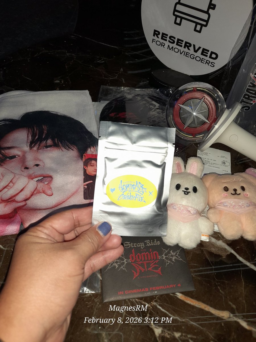 mae4everrr's tweet photo. The wonderful #FanKit from @apricotandcoph
Plus I won pa sa raffle, SKZOO Carabiner 😊👏❤️
#StrayKids #SKZ #The_dominATE_Experience #SMCinema #SMCinemaExclusives #ApricotandcoPH_IMAX_Blockscreening https://t.co/T6742v0RI7