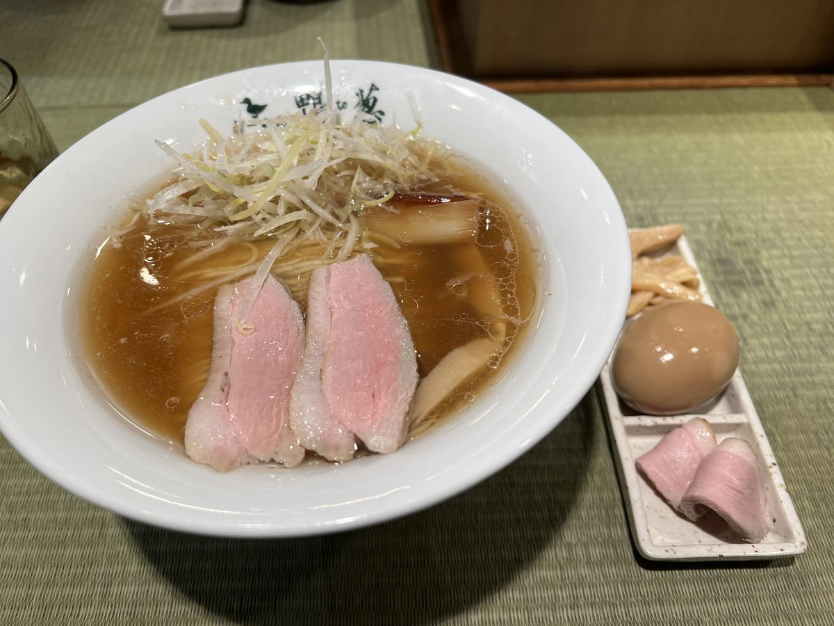 kouta_emo's tweet photo. 鴨to葱@新宿
鴨らーめん（上）。JR駅構内で食べられるのはありがたい。回転も早い。
鴨の旨みがふんだんに感じられるスープ。焼かれたネギや細ネギのアクセントも小気味良い。鴨もジューシー！最後に柚子胡椒で爽やかに。美味でした。
#ラーメン https://t.co/g4vaSRnu8s