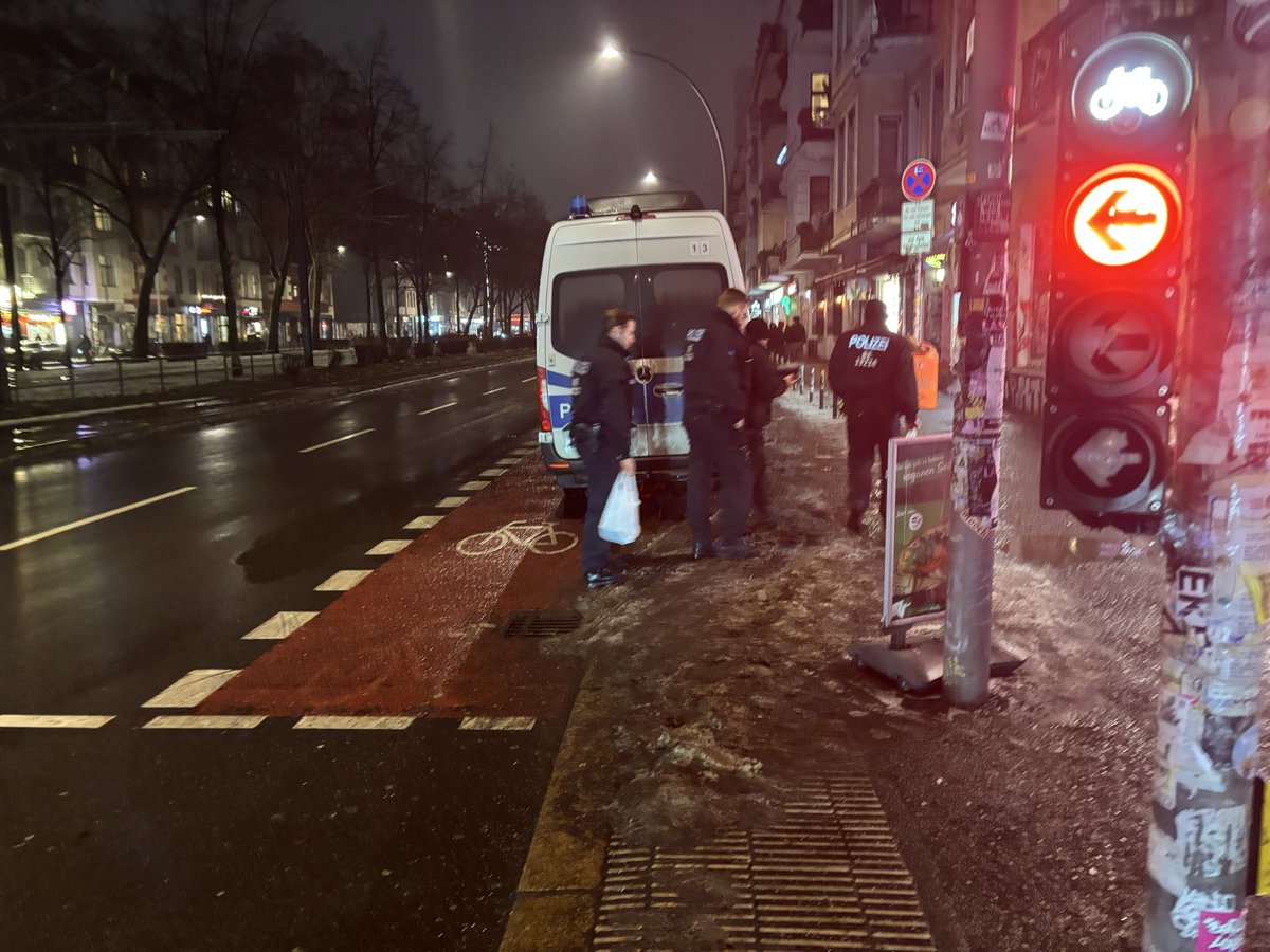 Danke an die ausgezeichnete <a href="/Innensenatorin/">Senatsverwaltung für Inneres und Sport</a> Iris S. in ihrem letzten Jahr im Amt und die <a href="/polizeiberlin/">Polizei Berlin</a>, dass die Dönerindustrie angekurbelt wurde. Kollateraleffekte wie das Blockieren eines Schutzstreifens müssen die nervigen Radfahrer*innen einfach mal hinnehmen.