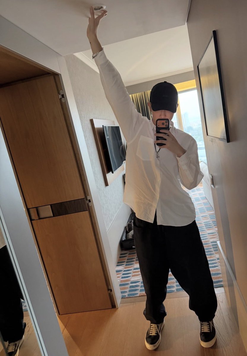 namgi_fm's tweet photo. oh look at me I’m Namjoon I’m so tall and muscular look at me I have leg muscles and I can touch the ceiling and I’m super attractive and I also like to read books and look at art OooooOooOoOooO https://t.co/Xa7YCQlDw5