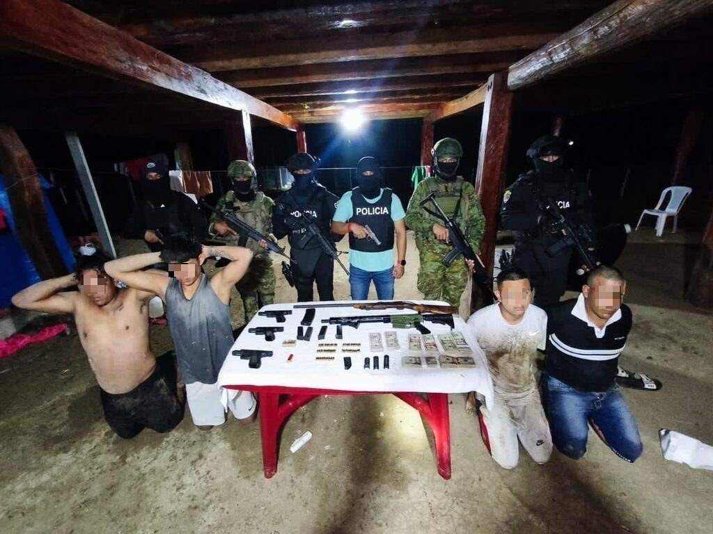 FFAAECUADOR's tweet image. #Manabí | Las Fuerzas Armadas del Ecuador, en operación de reconocimiento, decomisaron armas de fuego, municiones y USD 27.000 en efectivo. Cuatro ciudadanos fueron aprehendidos y puestos a órdenes de la autoridad competente.

#FFAAContigo #EcuadorUnaSolaFuerza #BloqueDeSeguridad