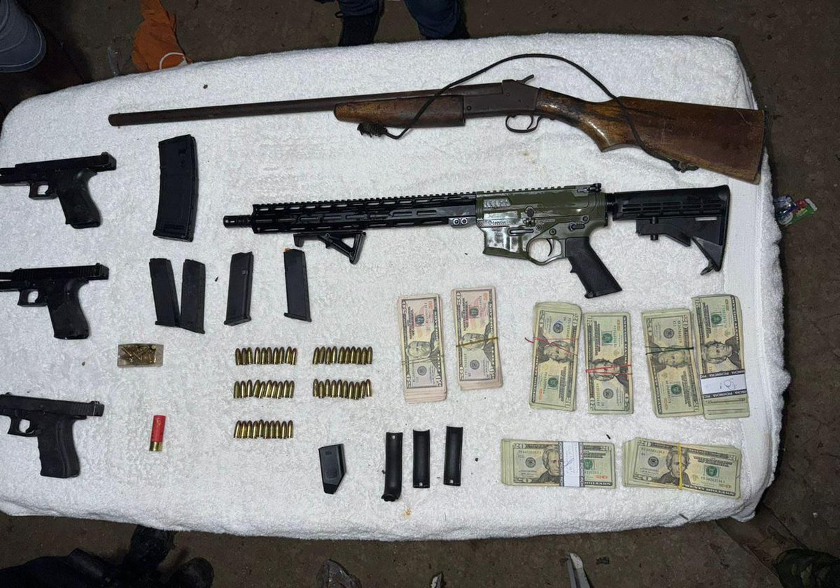 FFAAECUADOR's tweet image. #Manabí | Las Fuerzas Armadas del Ecuador, en operación de reconocimiento, decomisaron armas de fuego, municiones y USD 27.000 en efectivo. Cuatro ciudadanos fueron aprehendidos y puestos a órdenes de la autoridad competente.

#FFAAContigo #EcuadorUnaSolaFuerza #BloqueDeSeguridad