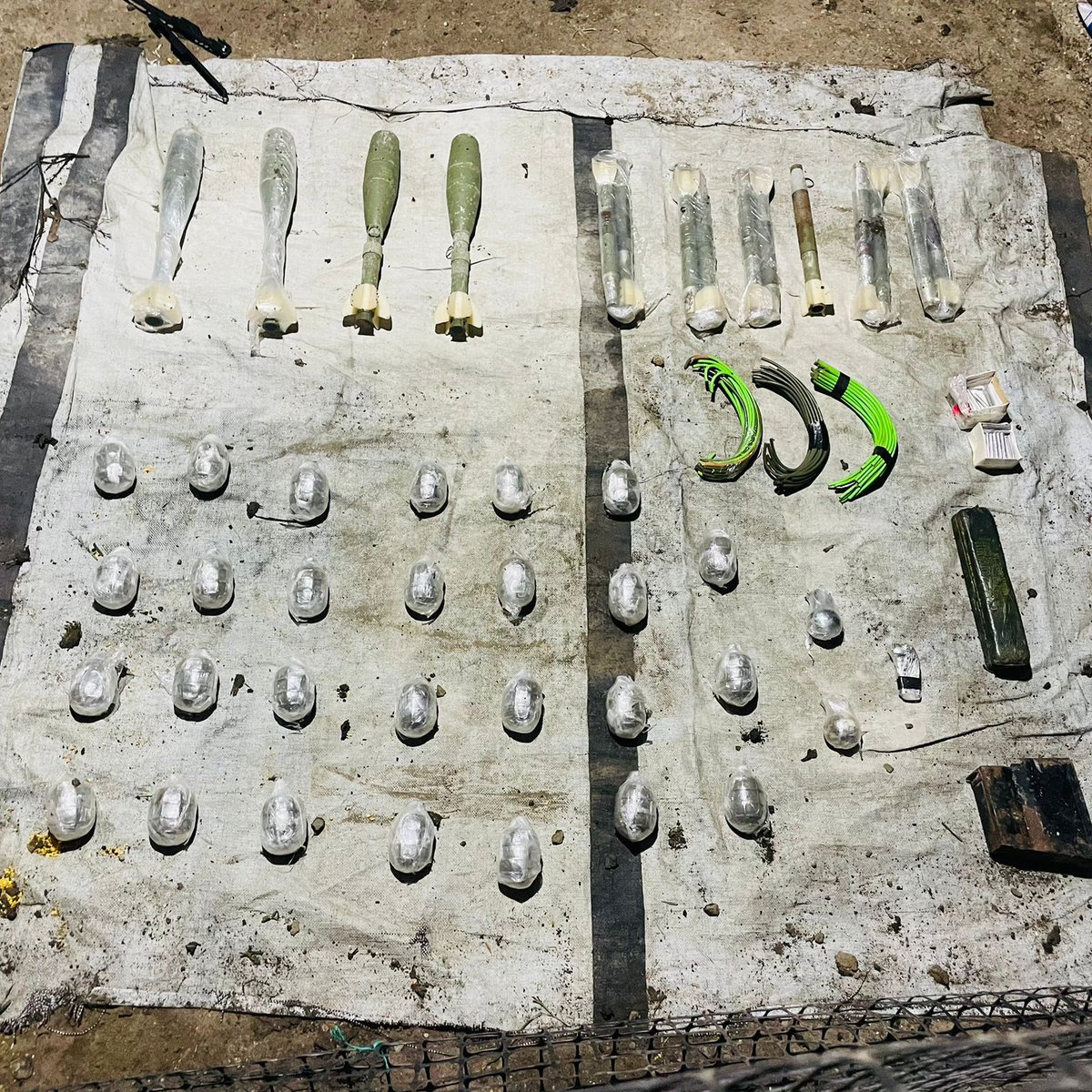 FFAAECUADOR's tweet image. #Manabí | Las Fuerzas Armadas del Ecuador, en operación de reconocimiento, decomisaron armas de fuego, municiones y USD 27.000 en efectivo. Cuatro ciudadanos fueron aprehendidos y puestos a órdenes de la autoridad competente.

#FFAAContigo #EcuadorUnaSolaFuerza #BloqueDeSeguridad