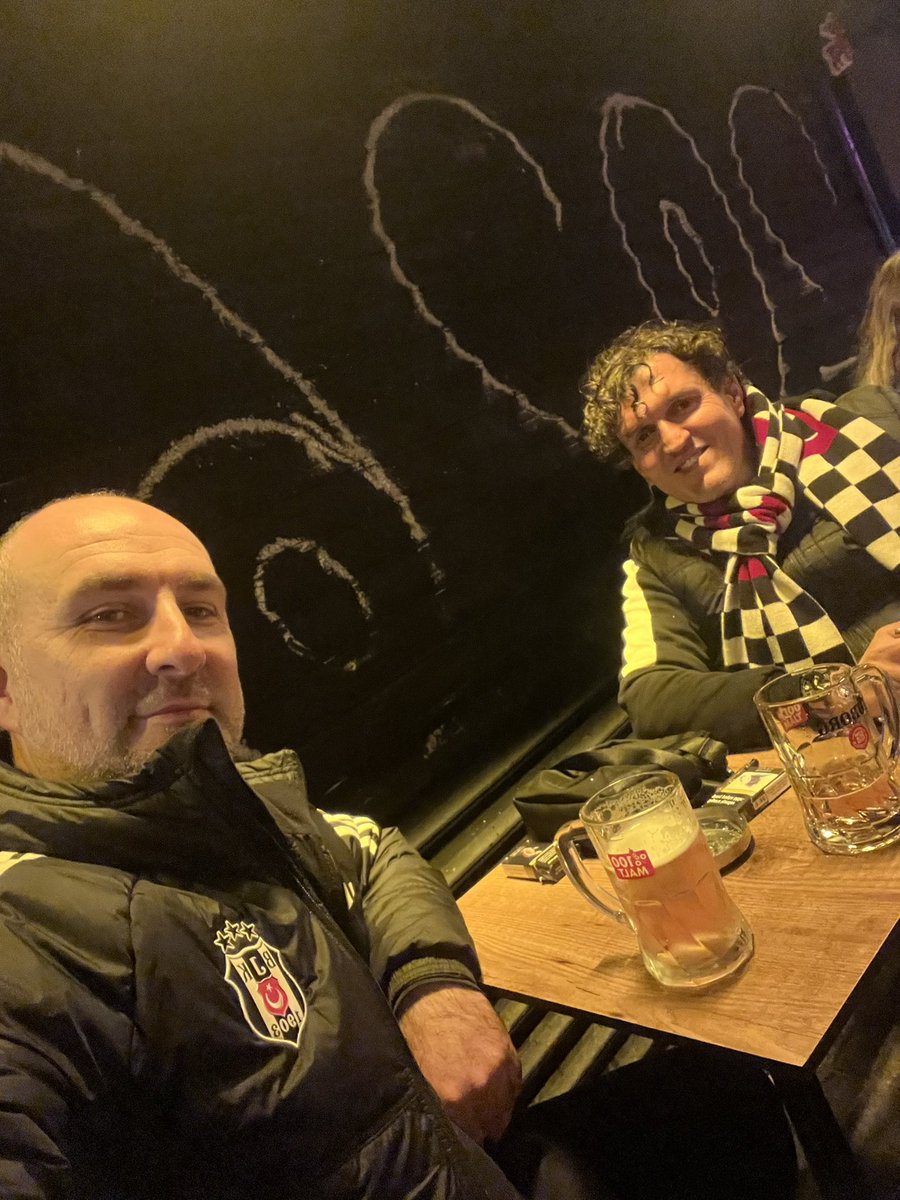 Akşama ses tellerini hazırladık 
Aşığız lan Beşiktaş a