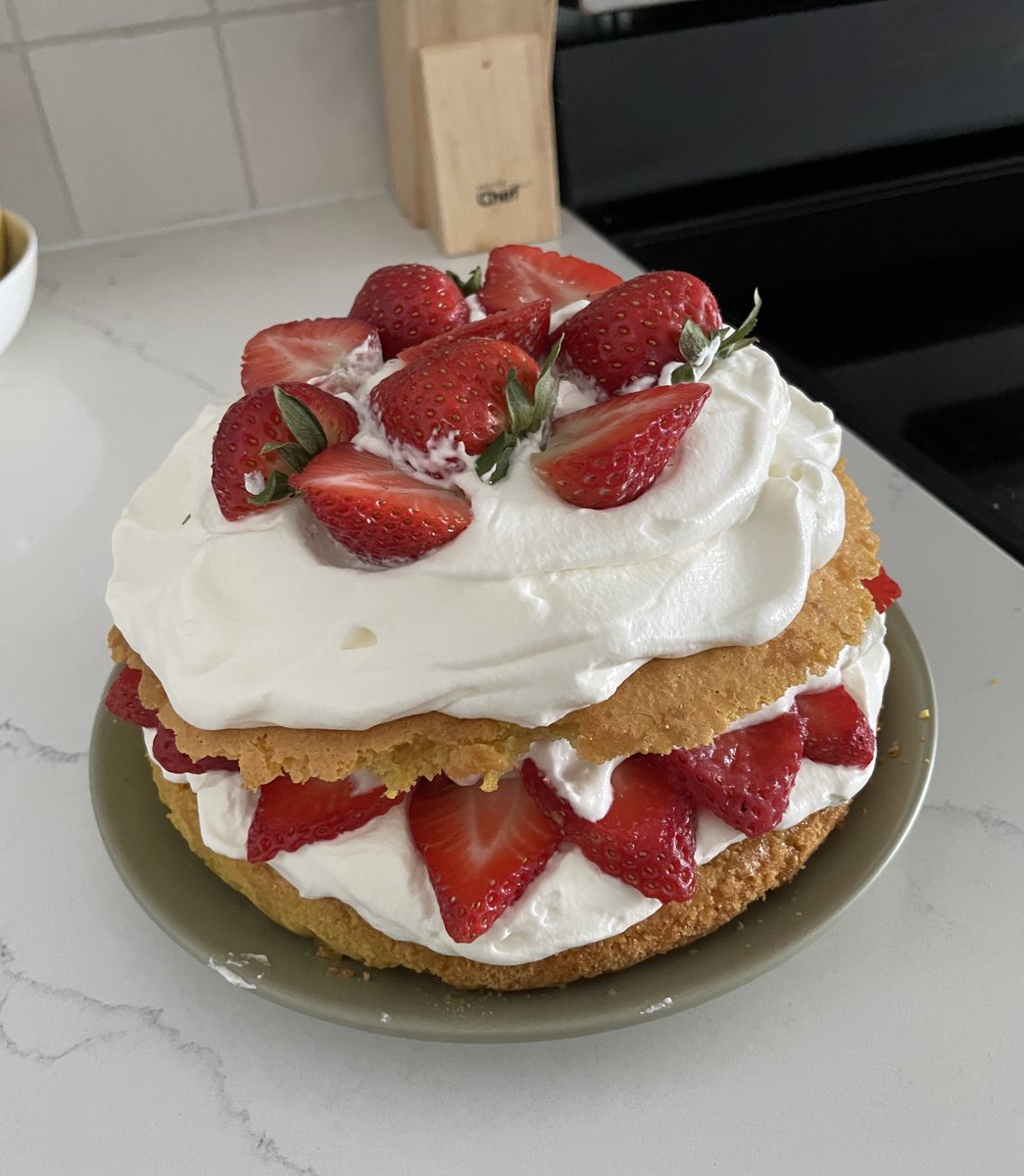 lucilestudio's tweet image. voilà mon gâteau du dimanche 🍓