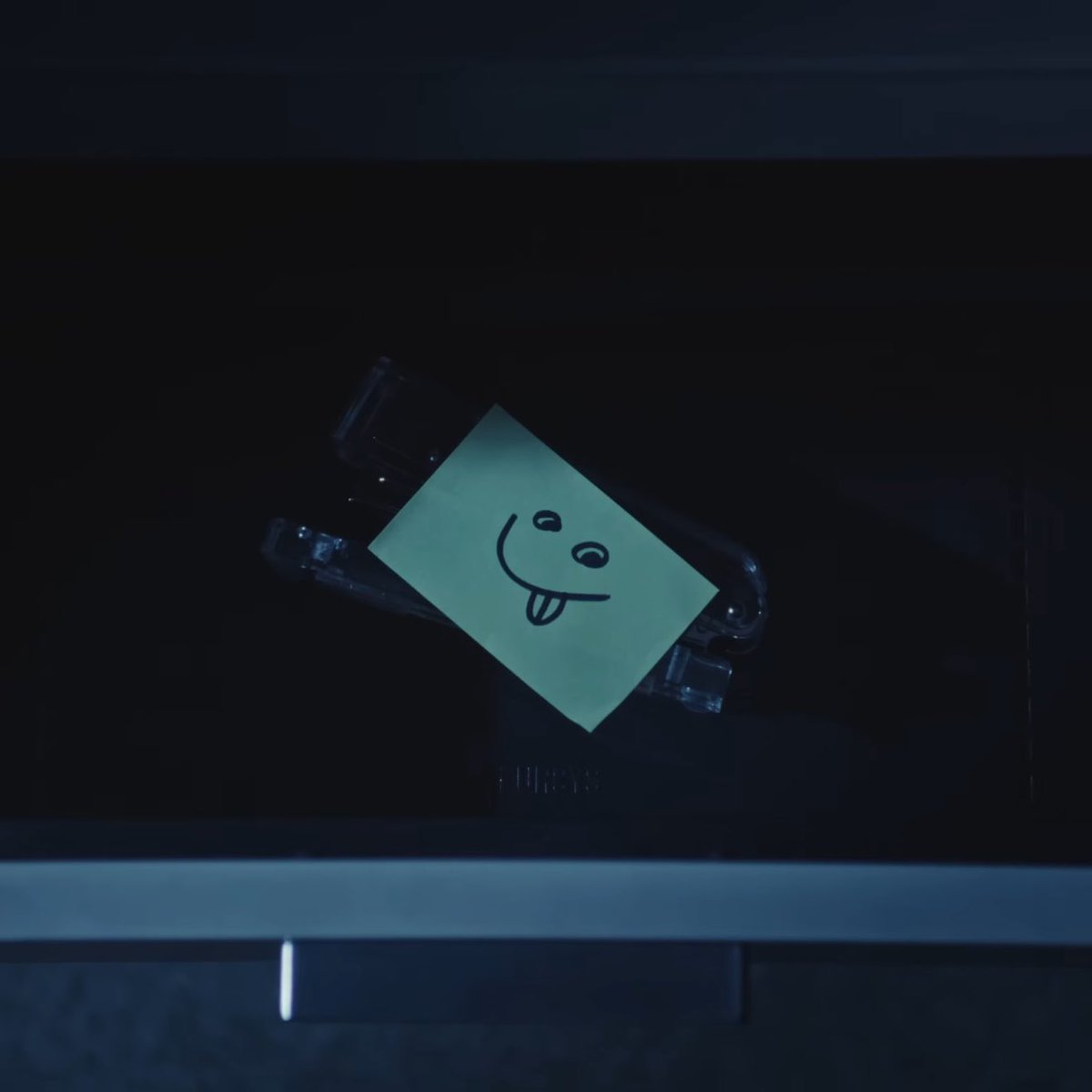 jampinelee's tweet image. เอาบัตรไปเฉย ๆ ยังพอทน ทิ้งโพสอิทแลบลิ้นไว้ด้วยตรุพอเลย โคตรจะแจมิน 5555555555555555555555555