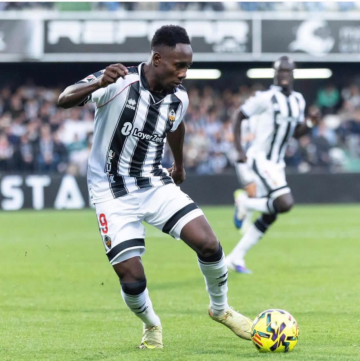 🚨𝗢𝗨𝗦𝗠𝗔𝗡𝗘 𝗖𝗔𝗠𝗔𝗥𝗔 𝗠𝗔𝗥𝗤𝗨𝗘 𝗦𝗢𝗡 𝟲𝗲 𝗕𝗨𝗧

Dimanche parfait pour le Guinéen et le CD Castellon qui s’imposent 0-4 à Valladolid. Ousmane Camara a ouvert le score.

Il a 6 buts et un assist avec Castellon qui est leader provisoire de la D2 espagnole.

#FOOT224