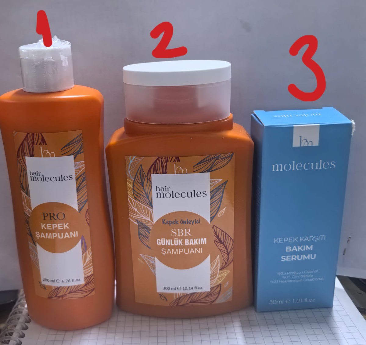 Kepek olayına da son noktayı koyalım, ne yapacağız neden oluyor nasıl bakacağız diyenler için geliyor bunun videosunu da çekeğiz.

Arkadaşlar kepek genelde saç derinizde olan bazı mayaların aşırı üremesi sonucu oluşur. Kaşıntılı pullu derinin nedeni de bu mayalar.

Sorununuz