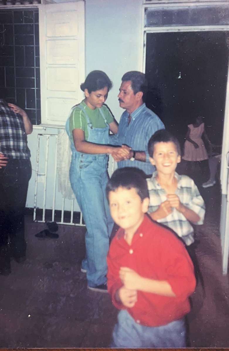 fallitam's tweet image. Este señor Álvaro se hacía unas fiestukis de tres días. Mi casa siempre estaba llena de familia y amigos. Era un lugar seguro, siempre había comida y bebida. Dormíamos donde había espacio y los borrachos hacían relevos. El derecho a divertirse y a disfrutar. Hace falta el capi.