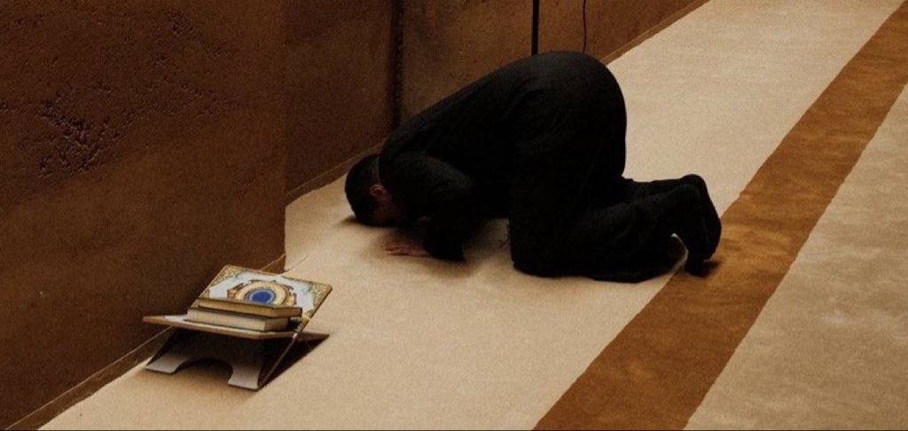 أنا ادري إنّي كل ما نزلت راسي للسجود
يرفعني الله بالقبول الزين لأعلى مرتبه 

- زايد بن ذعار