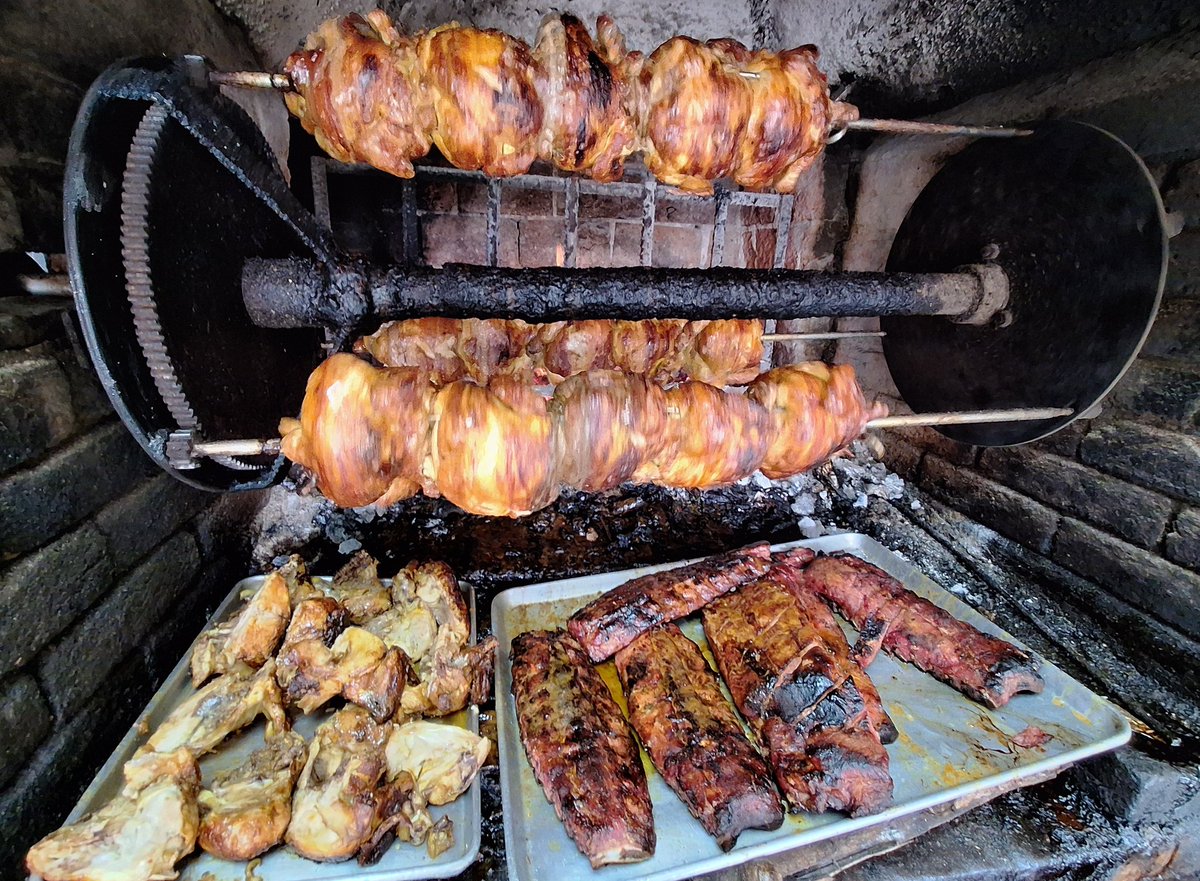 ¿Quién pidió pollo? 

Pollo y Costillas horneadas🔥 

Llevar o domicilio 
Servicio hasta las 8:30PM

Opciones Domicilio 
ROSTICHICKEN 2220-9777 ó 7720-4899

Pedidos Ya ó Uber Eats