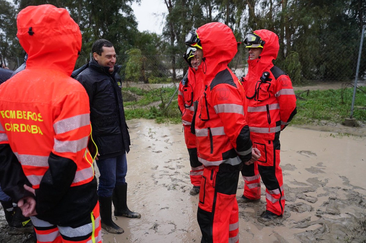 Juanma Moreno cancela su viaje a #Chipre y se queda en #Andalucía con más de 11.000 desalojados.

🚁 Sánchez, de visita exprés en helicóptero.
🏛️ <a href="/mjmonteroc/">María Jesús Montero</a>, en #Sevilla repartiendo promesas.

🟠 Unos gestionan la emergencia. Otros hacen política con la tragedia.