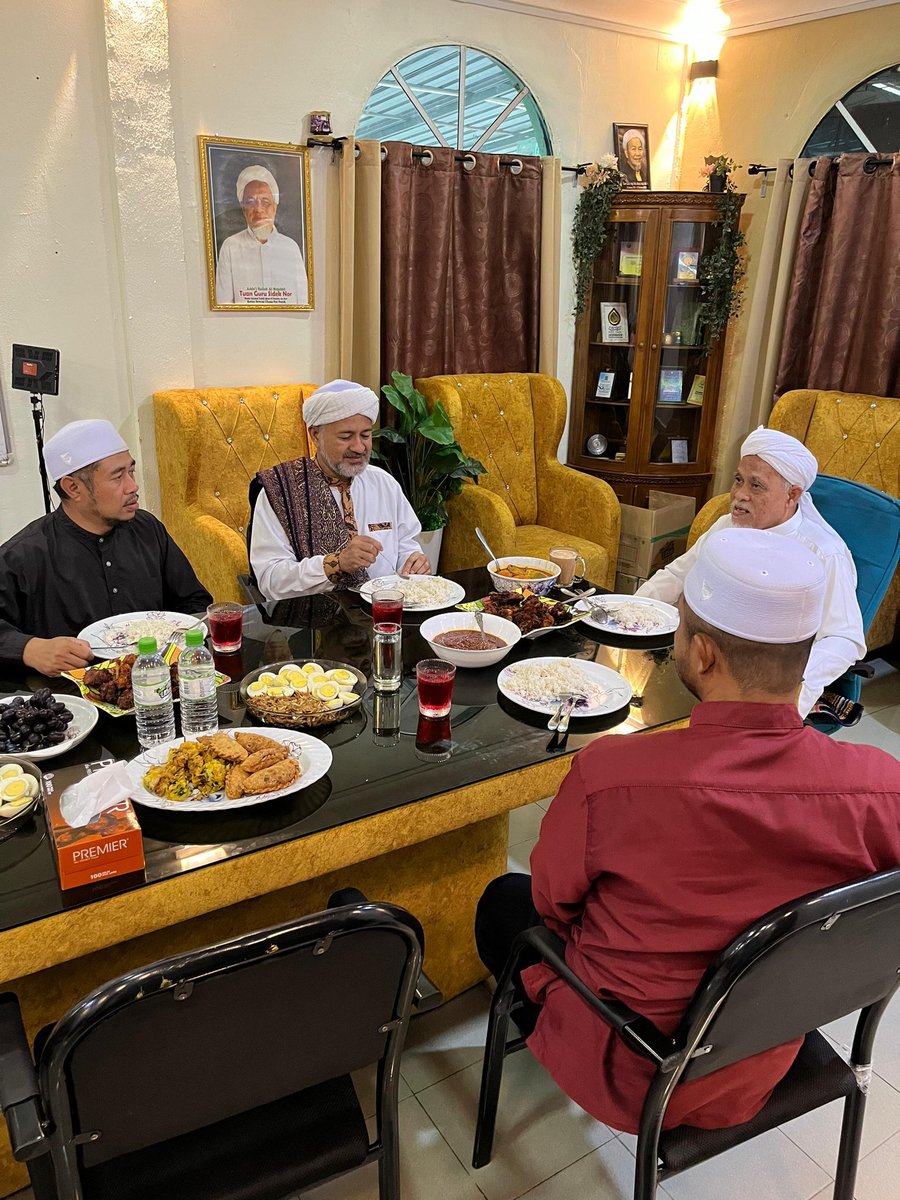 ulamakpasperak's tweet photo. Alhamdulillah Lajnah Kebajikan &amp; Kerukunan Sosial Dewan Ulamak PAS Perak yang diwakili oleh Harian Dewan telah mengadakan ziarah ke atas Tuan Guru Haji Sidek Noor di pondok beliau, Ikuti lagi di https://t.co/Hg6LPmtJ9d

#KembalikepadapenyelesaianIslam https://t.co/P5WfNtsaTN
