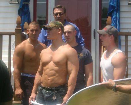 poponze's tweet image. SENSATO! O lutador John Cena revelou que manteve a sexualidade de seu irmão em segredo por mais de 10 anos:

“Eu tinha duas opções: ou eu o repudiava como ser humano pelo que ele faz, ou ele poderia continuar sendo meu irmão. Ele se assumiu para mim antes de eu completar 20 anos…