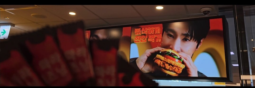 空港向かう前に駆け込み麻辣してきた！！🍔🍟🧋
ハッシュドポテトが挟まってるやつはボリューム的に断念💦
ソンムル用に麻辣シーズニングたくさん買ったよ😆
20個ちょうだいって言ったらレジのアジョシ驚いてた🤣
1個₩500

#맥도날드 
#맥크리스피
#UKNOW 
#유노윤호