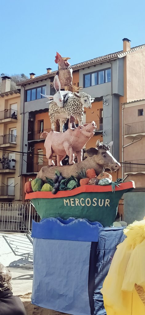 eudaldcasals's tweet photo. Monument inaugurat! #carnestoltes2026 #santatruja #ribesdefreser @SantaTruja https://t.co/6FKVzWVVSl