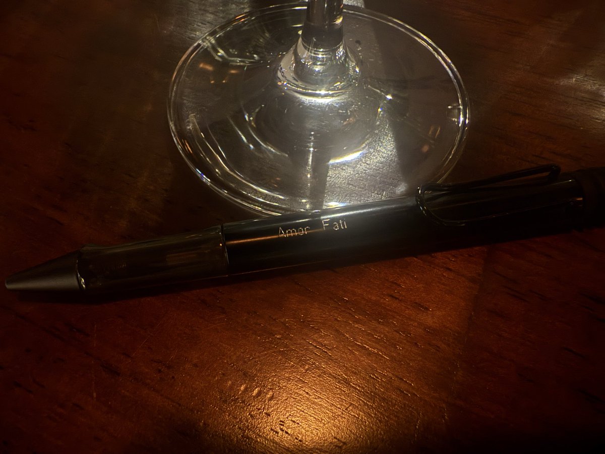 ไปซื้อปากกาหนึ่งด้ามมาเมื่อวานสำหรับสามกากบาทในวันนี้ เขาให้สลักชื่อฟรี รอ 10 นาที นึกไม่ออกว่าอยากเห็นคำไหน จึงเลือกอีกหนึ่งวลีที่รักมาก Amor Fati ละตินแปลไทยว่า รักในชะตา แรกฟังดูไม่ค่อยเหมาะกับ purpose ของมันในรุ่งขึ้น แต่ตอนนี้รู้แล้วว่าชะตาอาจบอกให้เราสู้ต่อ และไม่หมดหวัง