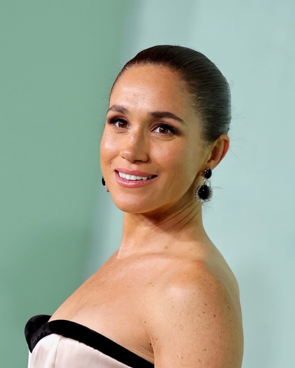 Meghan Markle made a rare red carpet appearance at the Fifteen Percent Pledge Fundraising Gala in L.A. on Saturday night! ✨ The Duchess of Sussex stunned in a strapless own by Harbison
