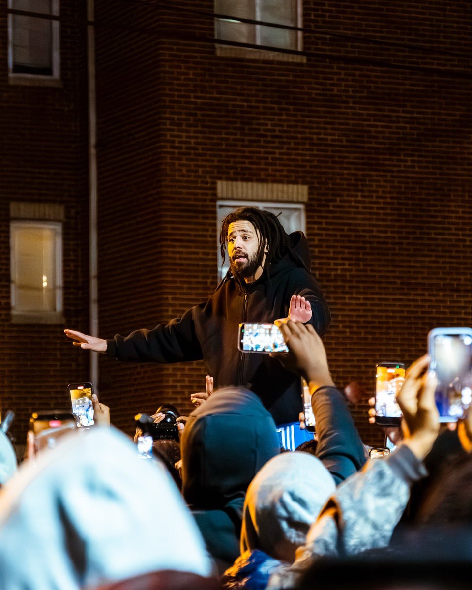 TeamDreamville's tweet image. Just a man of the people

Not above but equal